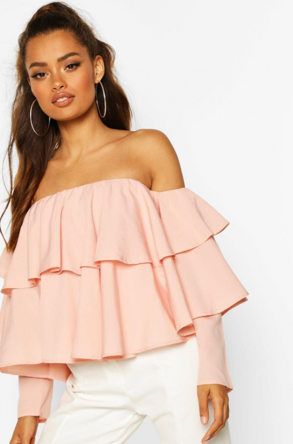 Blus off shoulder dengan aksen kerut di bagian atas